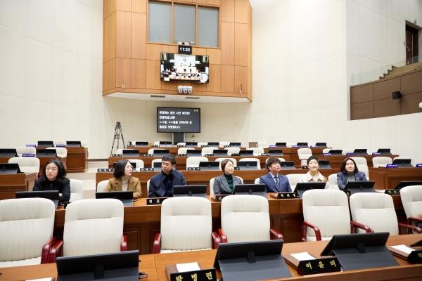 NSP통신-원주시의회 원주특례시추진특별위원회가 용인특례시의회를 방문해 본회의장을 둘러보고 있다. 왼쪽부터 기주옥 의원, 이윤미 의회운영위원장, 문정환 의원, 유진선 의장, 손준기 의원, 최미옥 의원, 김희영 의원. (사진 = 용인특례시의회)