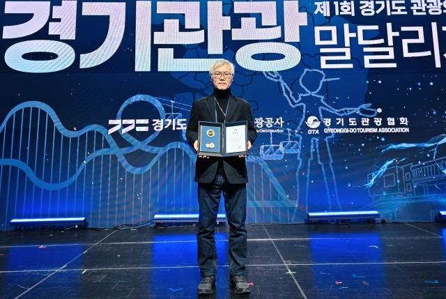 NSP통신-경기도관광축제 성공적 개최 기여 공로로 경기도지사 표창을 받은 권재현 안양대 교양대학 교수가 수상 기념촬영을 하고 있다. (사진 = 안양대학교)