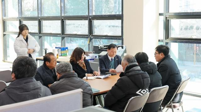 NSP통신-안산시의회가 최근 경기도시·군의회의장협의회에서 민사집행법 개정 촉구 건의안을 제안한 데 이어 29일에는 지역 내 관련 현장을 찾았다. 사진은 이날 의원들이 현장 방문 모습. (사진 = 안산시의회)