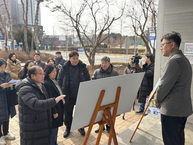 NSP통신-30일 수원시의회 도시미래위원회 위원들이 탄소중립 그린도시 조성사업 현장을 점검하고 있다. (사진 = 수원시의회)