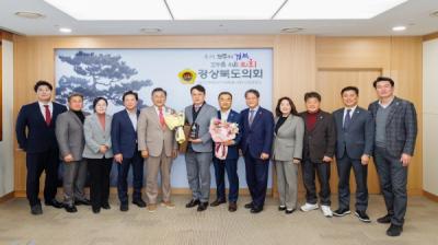 [NSP NEWS Image]경북도의회 초우회, 김종수 전 사무처장에 감사패 전달