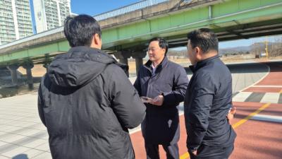 [NSP PHOTO]고준호 경기도의원 파주 봉일천 빛의 수변광장 특조금 집행 앞서 현장 방문