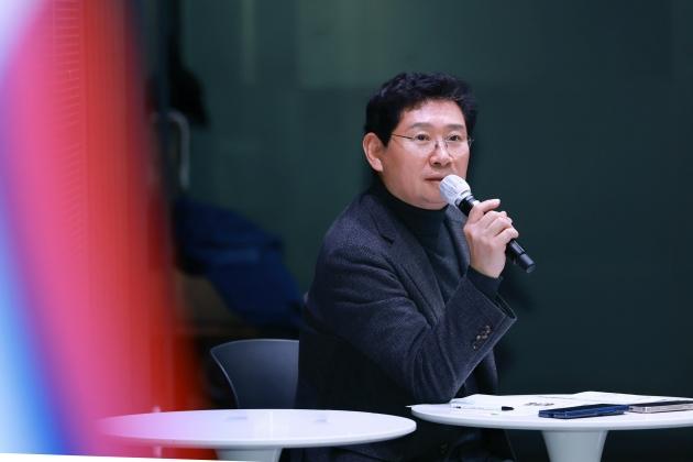 NSP통신-이상일 용인특례시장이 30일 오후 용인미디어센터에서 기흥구 서농동, 기흥동 주민들과 간담회를 열고 지역의 현안을 논의하고 있다. (사진 = 용인특례시)