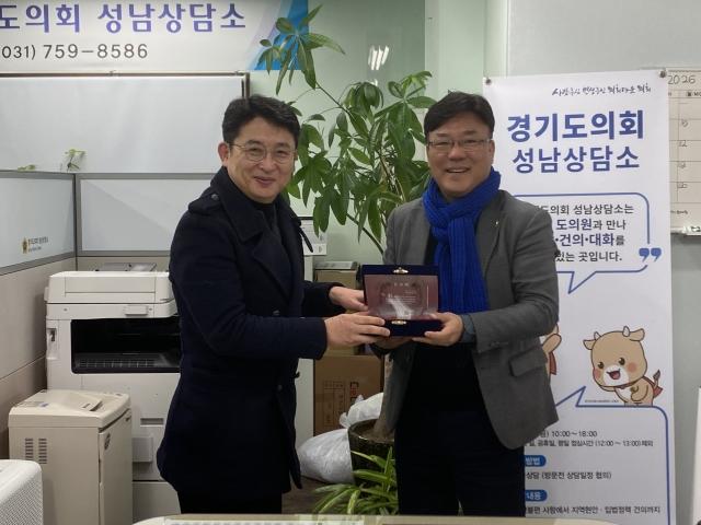 NSP통신-최만식 경기도의원(오른쪽)이 장애인 복지 증진 공로로 한국장애인신문으로부터 감사패를 받고 있다. (사진 = 최만식 의원실)