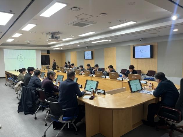 NSP통신-지난달 30일 용인특례시청 영상회의실에서 열린 용인반도체 국가산업단지 연계 스마트도시건설사업 실시계획(안) 협의회 회의 모습. (사진 = 용인특례시)