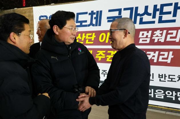 NSP통신-이상일 용인특례시장이 촛불문화제 행사 현장에서 관계자를 격려하고 있다. (사진 = 용인특례시)