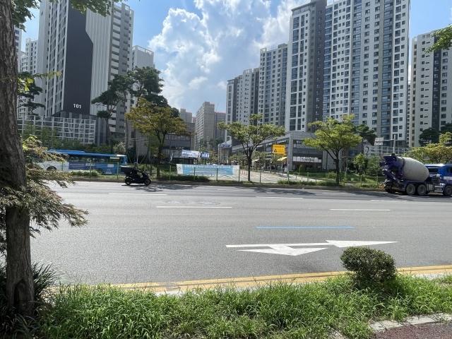 NSP통신-경수대로 평촌어바인퍼스트 앞 횡단보도 신설 전 모습. (사진 = 안양시)