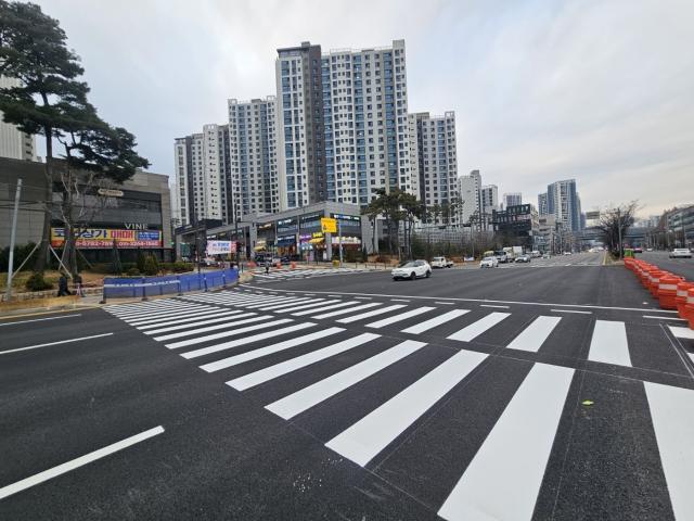 NSP통신-경수대로 평촌어바인퍼스트 앞 횡단보도 신설 후 모습. (사진 = 안양시)