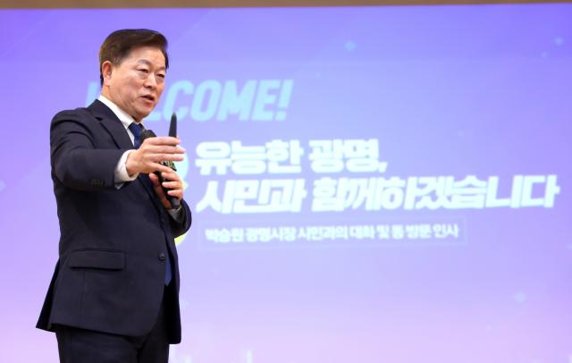 NSP통신-박승원 광명시장이 20일 광명4동 주민과 함께하는 시민과의 대화에 참석해 시민들과 소통하고 있다. (사진 = 광명시)