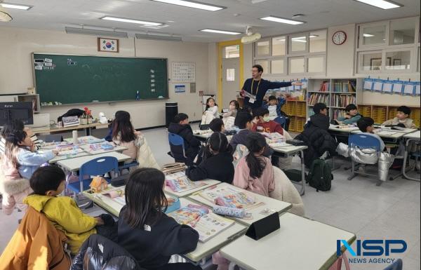 NSP통신-포스코는 지난 1월 22일부터 오는 11일까지 약 3주간 포항·광양 지역 초등학교에서 직원 자녀 200여 명을 대상으로 포스코 키즈 잉글리시 캠프를 진행하고 있다. (사진 = 포스코)