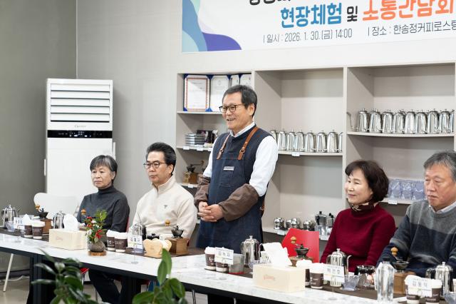 NSP통신-김홍규 강릉시장이 한송정커피스토리에서 열린 노인일자리 공동체 사업단 현장 체험 소통 간담회에서 인사말을 하고 있는 모습. (사진 = 강릉시)