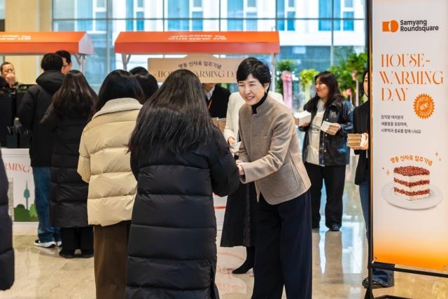 NSP통신-명동 신사옥에서 열린 하우스-워밍 데이 행사에서 임직원들에게 간식을 전달하고 있는 김정수 삼양라운드스퀘어 부회장 (사진 = 삼양식품 제공)