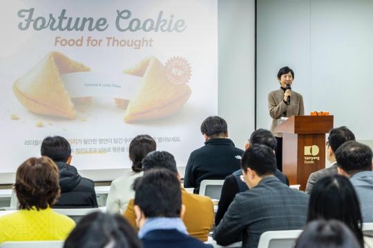 NSP통신-김정수 삼양라운드스퀘어 부회장이 타운홀 미팅 Q&A 세션에서 임직원들의 질문에 직접 답하며 소통하고 있다 (사진 = 삼양식품 제공)