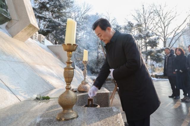 NSP통신-김성제 의왕시장이 2일 현충탑 신념 참배를 하고 있다. (사진 = 의왕시)