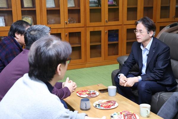 NSP통신-테스콤을 방문 중인 이동환 고양시장 (사진 = 고양시)