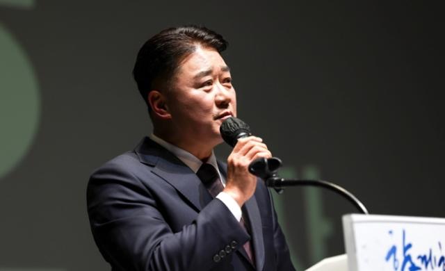 NSP통신-김정호 의원이 1월 29일 광명시민회관에서 열린 다시, 광명시민속으로 출판기념회에서 발언하고 있다. (사진 = 경기도의회)