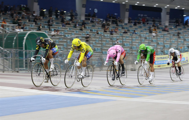 NSP통신-광명스피돔에서 열린 특선급 경주에 출전한 선수들이 결승선 앞에서 경합을 벌이고 있다. (사진 = 국민체육진흥공단)