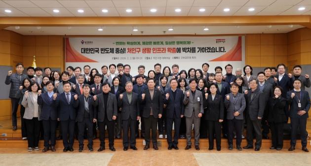 NSP통신-이상일 용인특례시장이 2일 처인구청 대회의실에서 간부 공무원 회의를 마친 뒤 기념사진 촬영을 하고 있다. (사진 = 용인특례시)