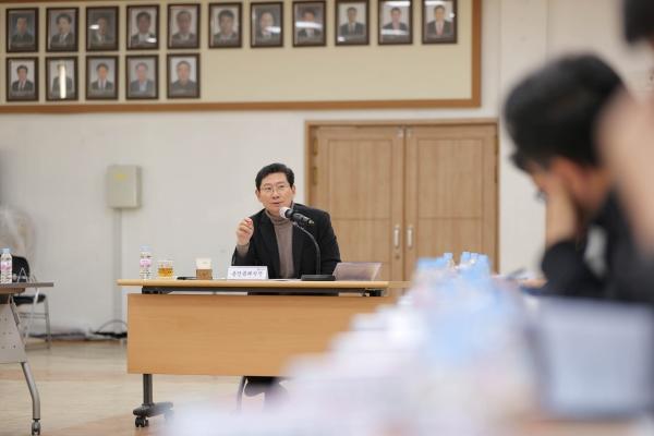 NSP통신-이상일 용인특례시장이 2일 처인구청 대회의실에서 간부 공무원 회의를 열고 현안에 대해 논의하고 있다. (사진 = 용인특례시)