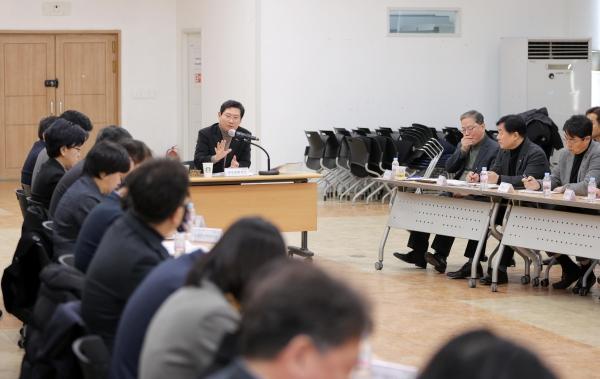 NSP통신-이상일 용인특례시장이 2일 처인구청 대회의실에서 간부 공무원 회의를 열고 현안에 대해 논의하고 있다. (사진 = 용인특례시)