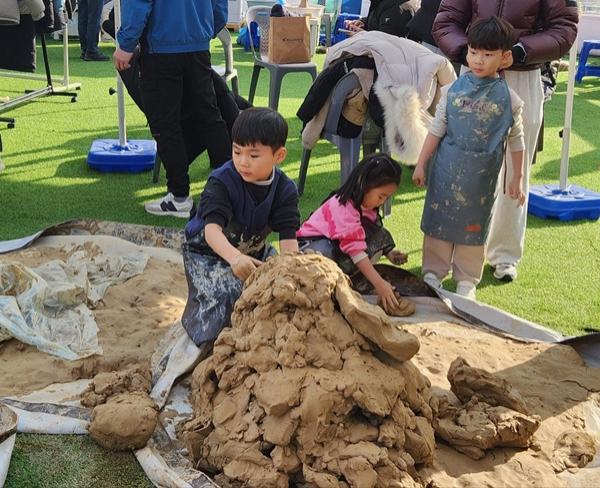 NSP통신-강진청자축제 태토밟기. (사진 = 강진군)