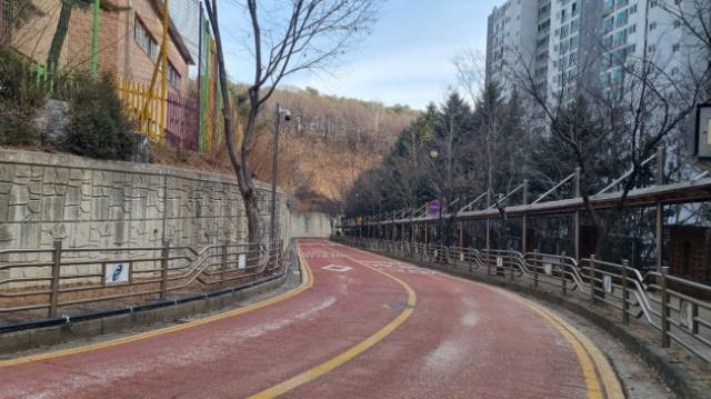 NSP통신-자동염수분사장치 설치가 완료된 수지구 성복초·중학교 진입도로. (사진 = 용인특례시)