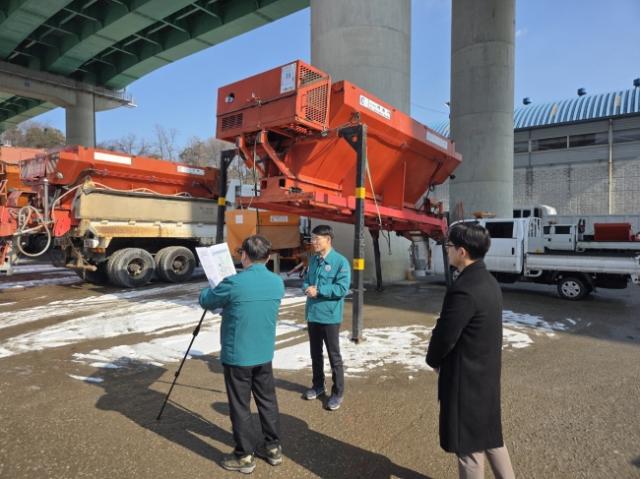 NSP통신-구민의 안전과 생활 현안을 살피는 현장 일정으로 공식 업무를 시작하고 있는 김경주 기흥구청장. (사진 = 용인특례시)