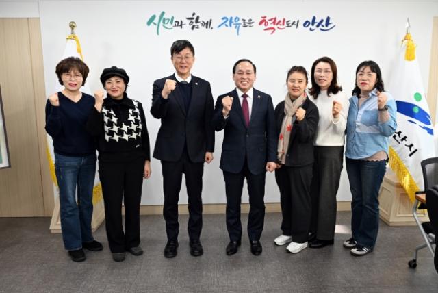 NSP통신-이민근 안산시장(왼쪽 세번째)이 2일 소상공인연합회와 간담회를 진행하고 회원들과 함께 기념촬영을 하고 있다. (사진 = 안산시)