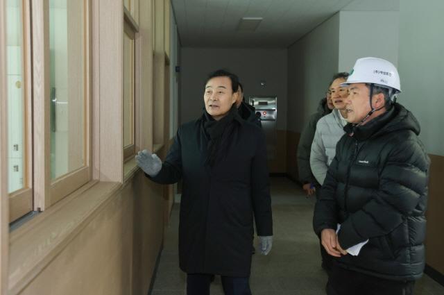 NSP통신-2일 김성제 의왕시장이 다음 달 개교 예정인 의왕푸른초등학교와 백운호수중학교의 막바지 공사 현장을 방문해 현장 점검을 하고 있다. (사진 = 의왕시)