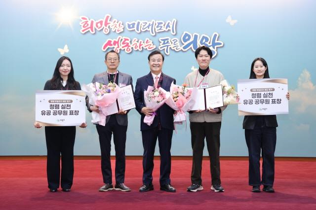 NSP통신-김성제 의왕시장(가운데)이 청렴 실천 유공 공무원 표창 수여 후 함께 기념촬영을 하고 있다. (사진 = 의왕시)