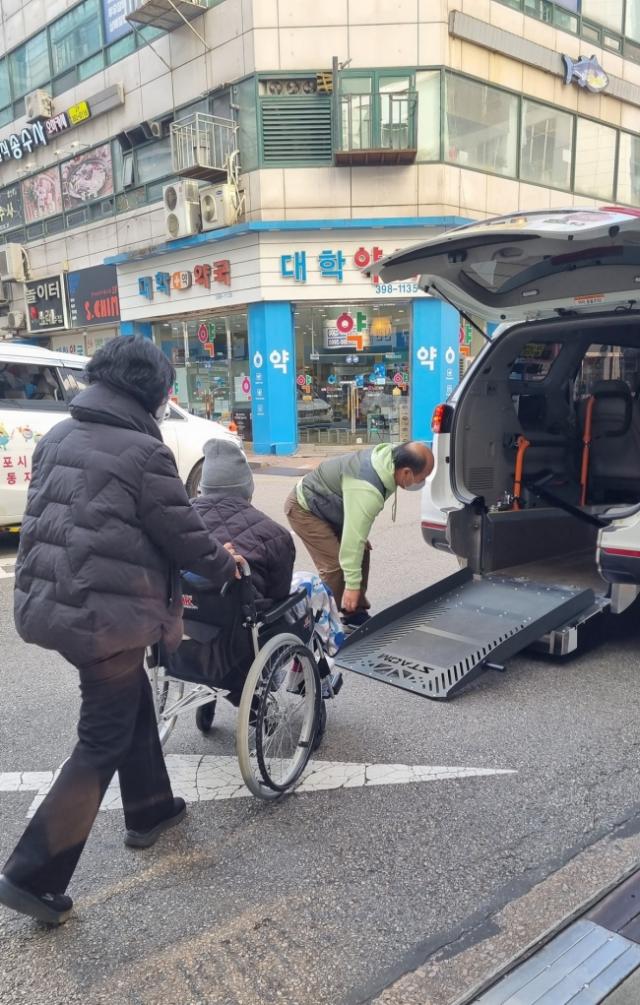 NSP통신-경기도 1인가구 병원 안심동행 사업 생활밀착형 지원 서비스 모습. (사진 = 경기도)