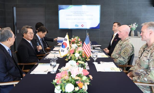 NSP통신-2일 오전 수원특례시 도담소에서 김동연 경기도지사가 조셉 힐버트(Joseph E. Hilbert) 미8군 사령관 및 관계자들과 간담회를 진행하고 있다. (사진 = 경기도)