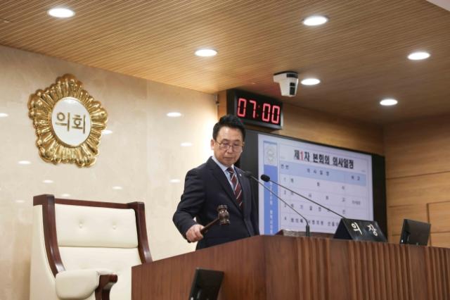 NSP통신-강정구 평택시의장이 3일 시의회 2층 본회의장에서 열린 제260회 임시회 제1차 본회의에서 의사봉을 타봉하고 있다. (사진 = 평택시의회)