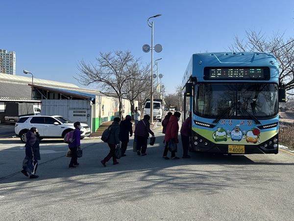NSP통신-곡성군 어르신들이 장날을 맞아 무료버스를 이용하고 있다. (사진 = 곡성군)