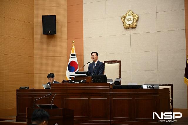 NSP통신-완주군의회 유의식 의장이 3일 열린 제298회 임시회 제1차 본회의에서 개회사를 하고 있다. (사진 = 완주군의회)