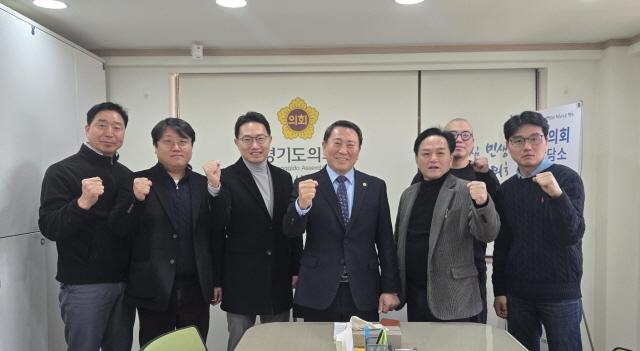 NSP통신-2일 명재성 경기도의원이 고양상담소에서 정담회를 진행했다. 사진은 기념촬영 모습. (사진 = 경기도의회)