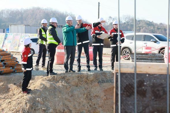 NSP통신-이번 점검은 도청 이전 이후 신도시 내 교통량 증가에 따른 혼잡을 해소하고 교통 분산을 통한 원활한 소통과 지역 간 균형발전을 도모하기 위해 추진 중인 외곽도로 개설사업이 계획대로 진행되고 있는지 확인하기 위해 마련됐다. (사진 = 예천군)