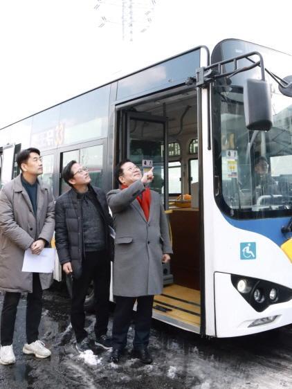 NSP통신-허원 경기도의원이 용인시 동백운수를 찾아 인공지능(AI) 대형차량 우회전 사각지대 보행자 감지 장치 시연 행사에 참석하고 있다. (사진 = 경기도의회)