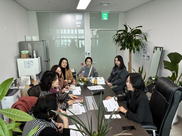 NSP통신-이병숙 경기도의원이 3일 수원시 공원녹지과 관계자들과 정담회를 갖고 영통구 반달공원의 여가문화공간 조성사업에 대한 실행 방안을 논의하고 있다. (사진 = 경기도의회)