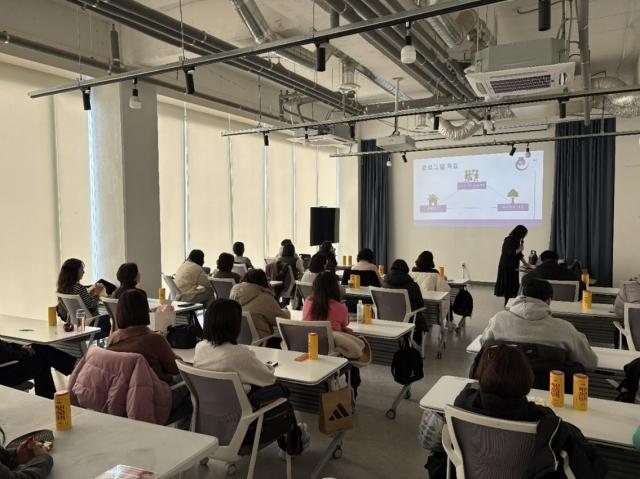 NSP통신-﻿김포대학교 글로벌캠퍼스에서 직업전환 및 직업 재교육자를 대상으로 맞춤형 심리상담 프로그램을 진행하고 있는 모습. (사진 = 김포대학교)