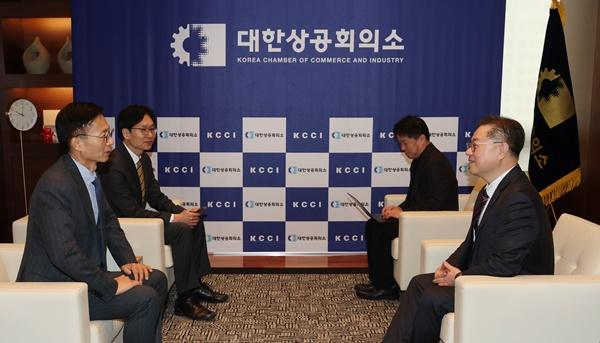 NSP통신-김용선 지식재산처장(좌)와 박일준 대한상의 상근부회장(우) (사진 = 대한상의)