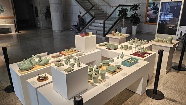 NSP통신-강진군 고려청자박물관 로비 1층에서 진행되고 있는 관광기념품 및 신제품 기획전시전. (사진 = 강진군)