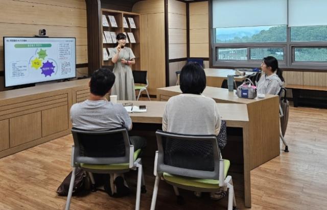 NSP통신-용인시농업기술센터의 컨설팅 지원을 받고 있는 모습. (사진 = 용인특례시)
