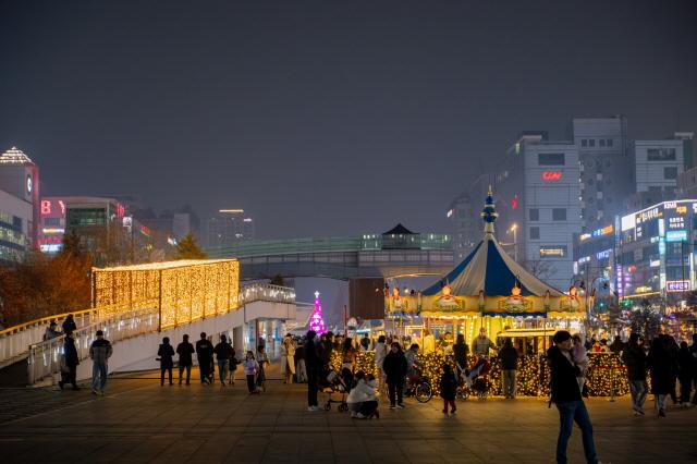 NSP통신-안산문화광장에서 개최된 겨울 빛 축제 안산 겨울 빛의 나라 전경. (사진 = 안산문화재단)
