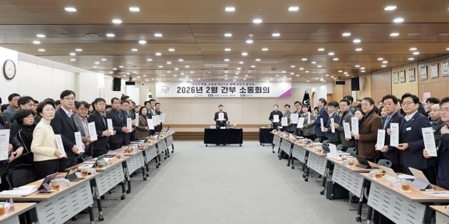 NSP통신-4일 시청 한누리에서 열린 간부소통회의에서 신상진 시장을 비롯해 4급 이상 간부공무원과 출자·출연기관 대표들이 청렴 실천 의지를 다지는 청렴실천서약식을 진행하고 있다. (사진 = 성남시)