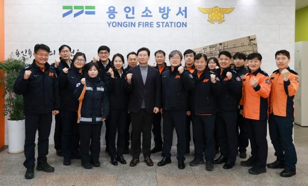 NSP통신-3일 용인소방서를 방문한 이상일 용인특례시장이 길영관 서장 등 소방 관계자들과 양 기관의 협력 방안을 논의 후 기념사진을 촬영하고 있다. (사진 = 용인특례시)