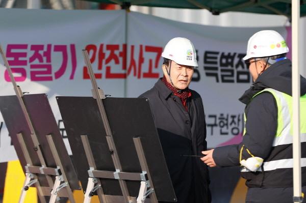 NSP통신-김성제 의왕시장이 인덕원~동탄선 4공구와 경강선 9공구 공사 현장을 찾아 점검을 하고 있다. (사진 = 의왕시)
