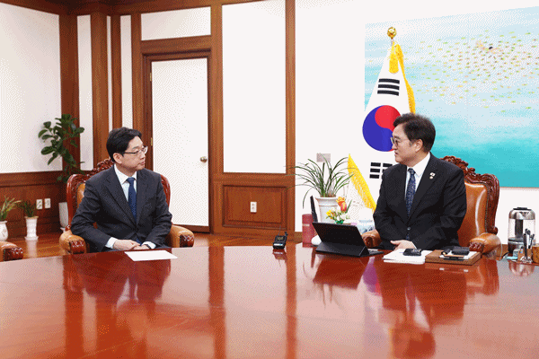 NSP통신-김경수 지방시대 위원장(좌)와 우원식 국회의장(우) (사진 = 국회의장 공보 수석실)