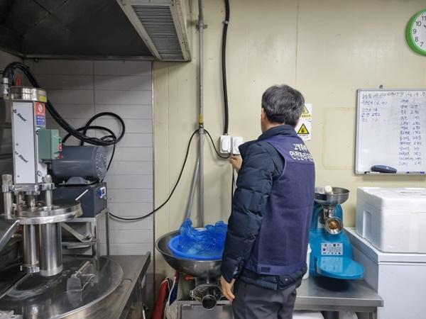 NSP통신-전통시장·대형 판매시설 합동 안전 점검 모습 (사진 = 고양시)