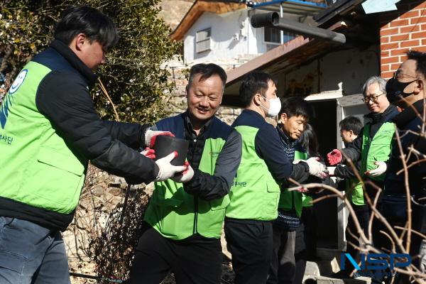 NSP통신-한국전력기술은 지난 3일 밥상공동체복지재단과 함께 경북 김천시 어모면 일대에서 에너지 취약계층을 위한 연탄 나눔 봉사활동을 실시했다. (사진 = 한국전력기술)
